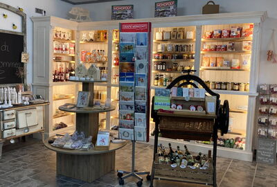 Blick in den Verkaufsraum des Hofladens "Der Blaue Schrank" in Falken.