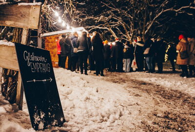 Glühweinempfang bei Fackelschein und offenem Feuer vor der Alm