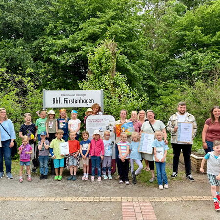 Kinder und Leitungen der Naturpark-Kitas freuen sich gemeinsam mit dem Naturpark-Team über die Auszeichnung