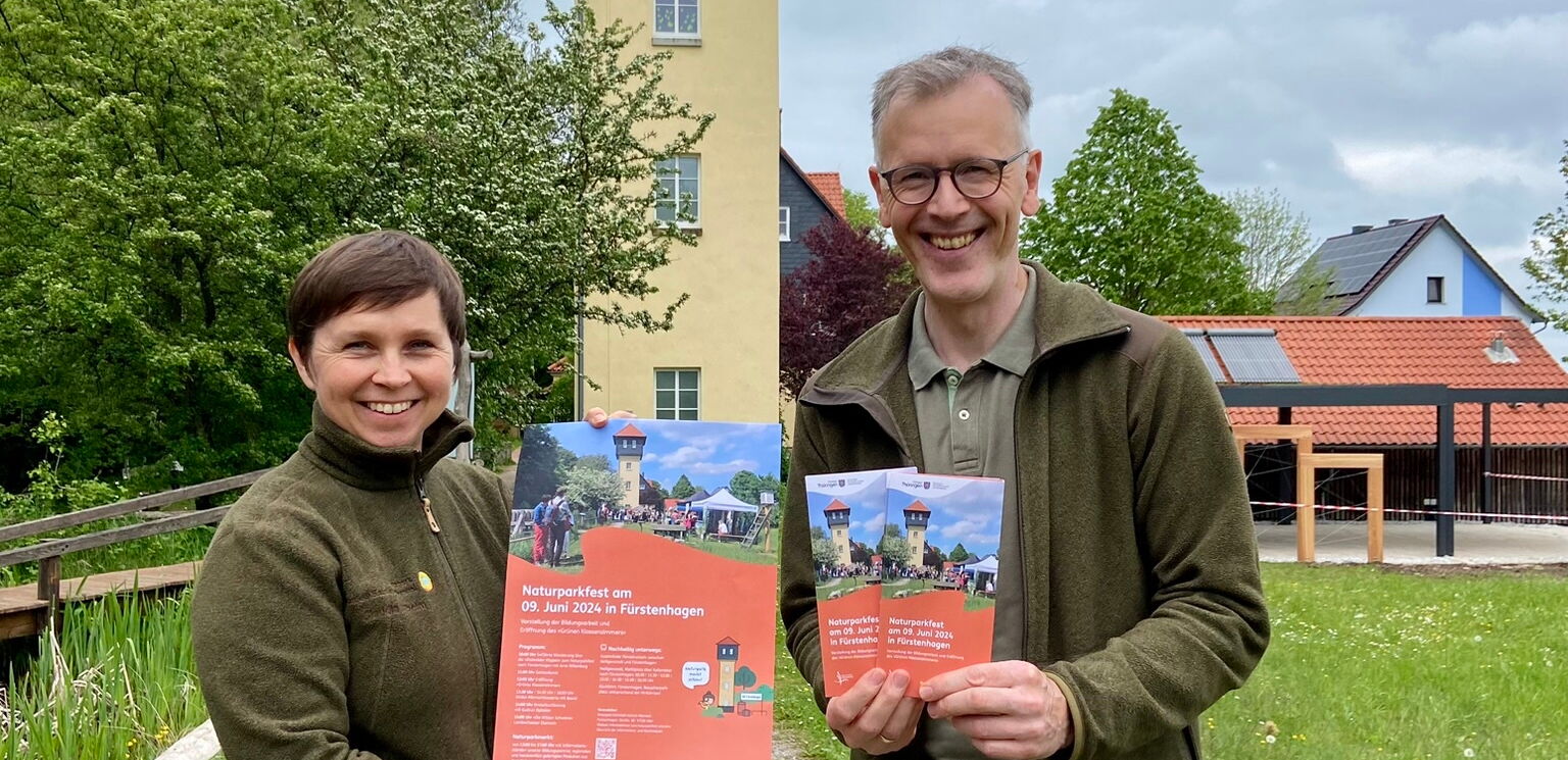 "Naturparkleiterin Claudia Wilhelm und Uwe Müller, Mitarbeiter Tourismus und Kommunikation, freuen sich auf zahlreiche Gäste beim diesjährigen Naturparkfest.