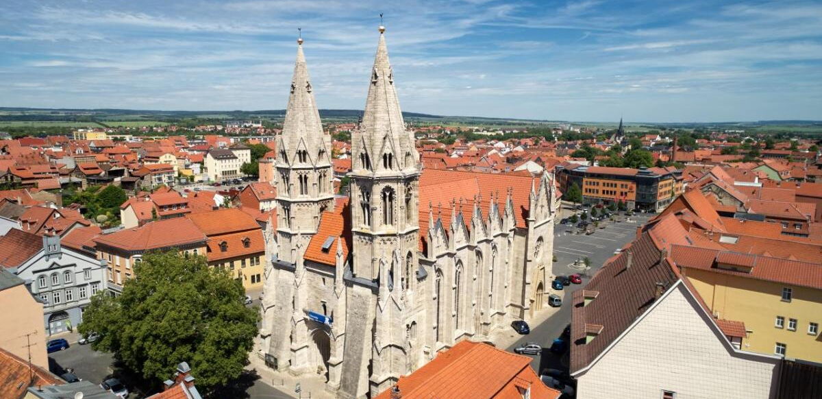 Mühlhausen: Die Divi Blasii Kirche und Umgebung aus der Vogelperspektive fotografiert.