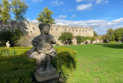 Burggarten mit Putte auf der Burg Creuzburg