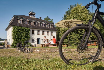 Radfahrer bei einer Rast am Hofladen vom Stiftsgut Wilhelmsglücksbrunn