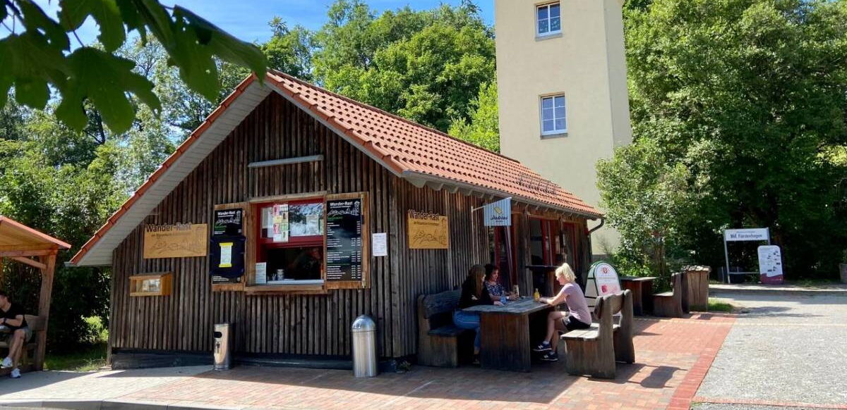 Imbiss "Wander-Rast" vor dem Wasserturm im Naturparkzentrum Fürstenhagen