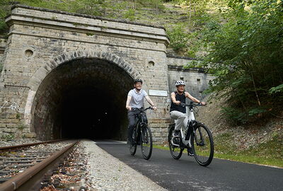 Radfahrer vor einem Tunnel am Kanonenbahnradweg