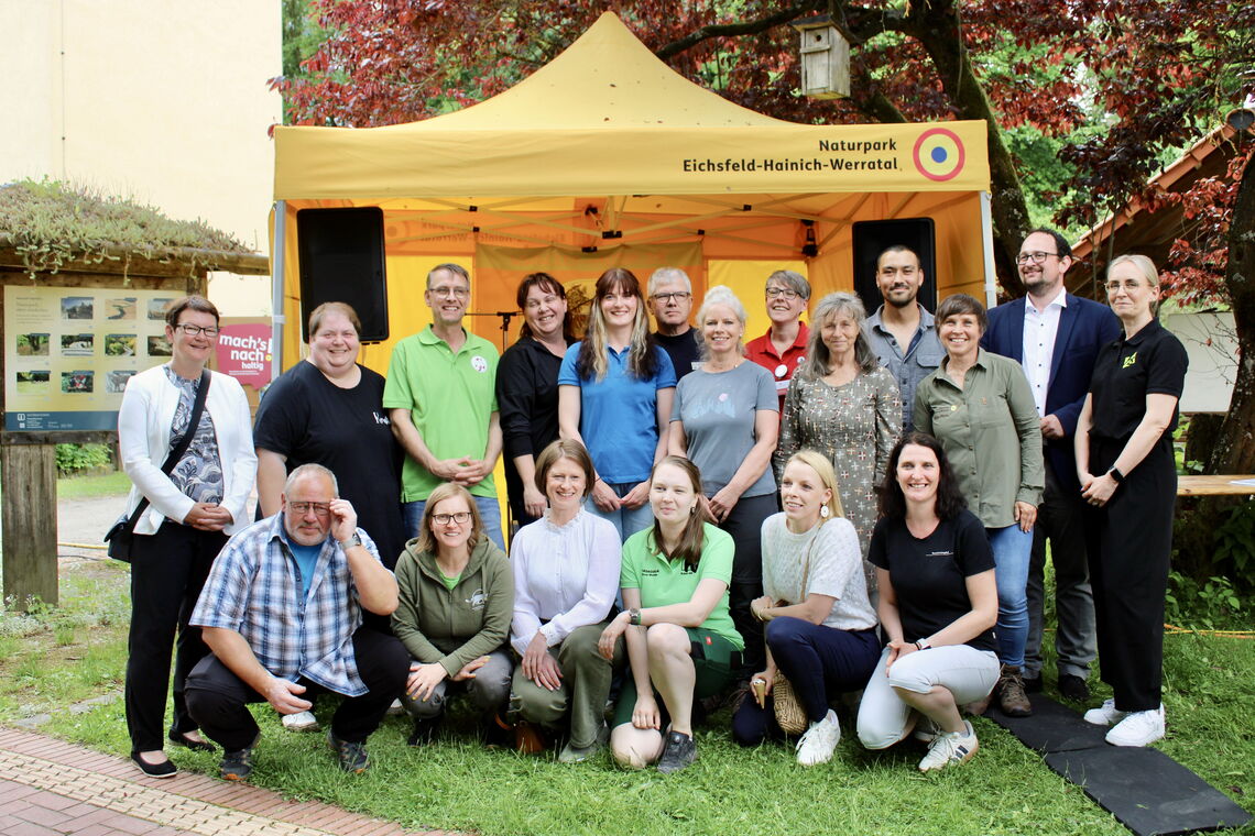 Freudige Gesichter - 26 Betriebe haben ihre Re-Zertifizierung als Naturpark-Partner erhalten. Ein buntes Netzwerk aus Gastronomie, Beherbergung, Verkauf, lebensmittelproduzierenden Betrieben, Tourist-Informationen und Vereinen im Naturpark Eichsfeld-Haini