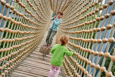 Kind auf der Hängebrücke auf dem Baumkronenpfad im Nationalpark Hainich.