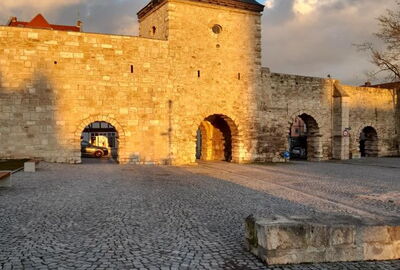 Mühlhausen: Auf dem Bild ist das innere Frauentor sowie ein Teil der erhaltenen begehbaren Stadtmauer in der goldenen Abendsonne zu sehen.