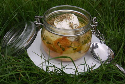 Auf dem Bild ist die Semmelsuppe aus dem Restaurant zu sehen. Diese ist ein Glas umgef?llt und wurde auf Rasen zum fotografieren positioniert. -