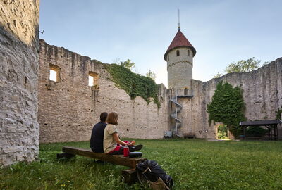 Wanderpaar an der Burgruine Haineck