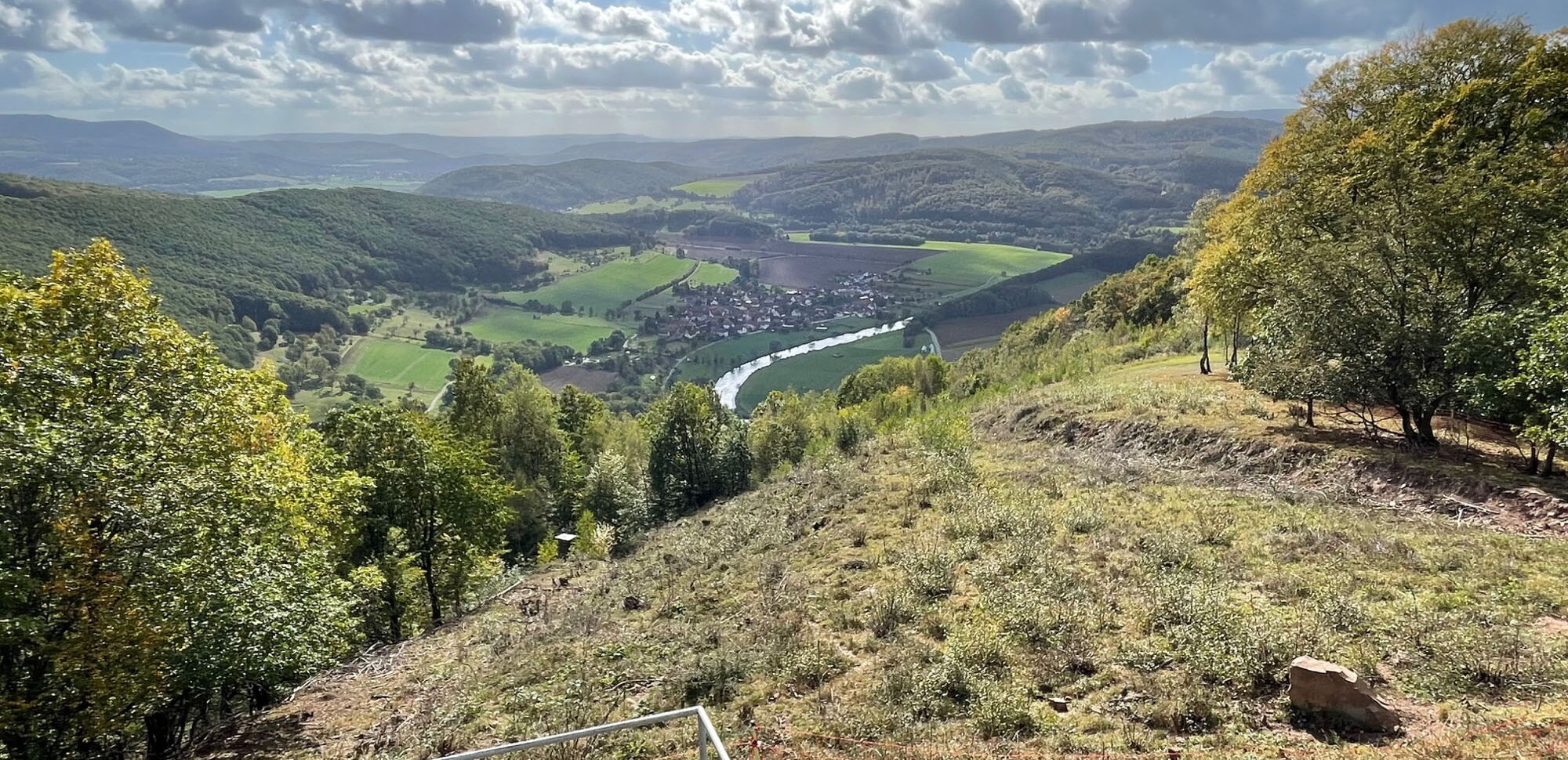 Schöner Ausblick in die Landschaft mit Werratal und dem Ort Lindewerra