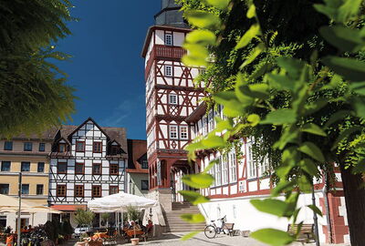 Rathaus und Fachwerkhäuser am Markt in Treffurt
