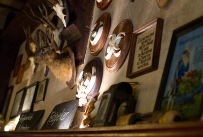 Deko der Wand in der Gaststube.?
Wildtroph?en und viele Bilderrahmen.?