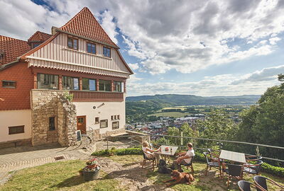 Rast auf der Burg Normannstein, im Hintergrund ist Treffurt zu sehen