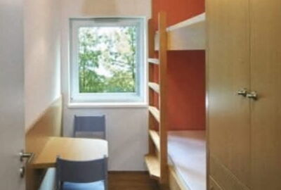 Zimmerausstattung von über 80 Zimmern einer Obdachlosenunterkunft in Frankfurt/Main mit Stockbetten, Kleiderspinden, Medienecke, offenen Staufächern, Wandverkleidung in HPL sowie Wandtischen.