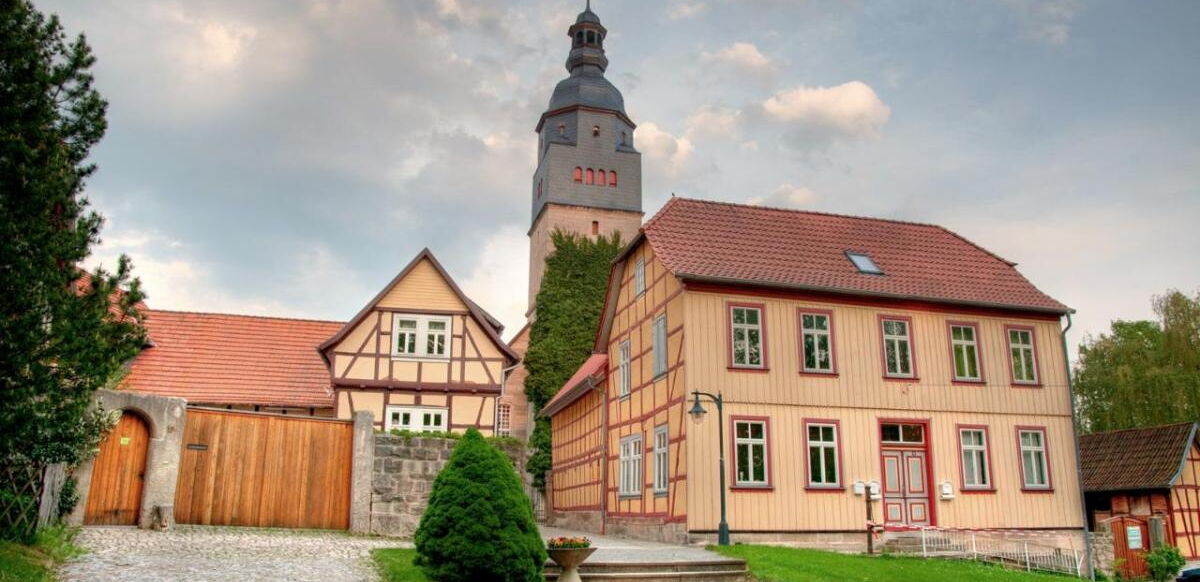 Gemeindehaus vor der St. Johannes Kirche in Niederdorla