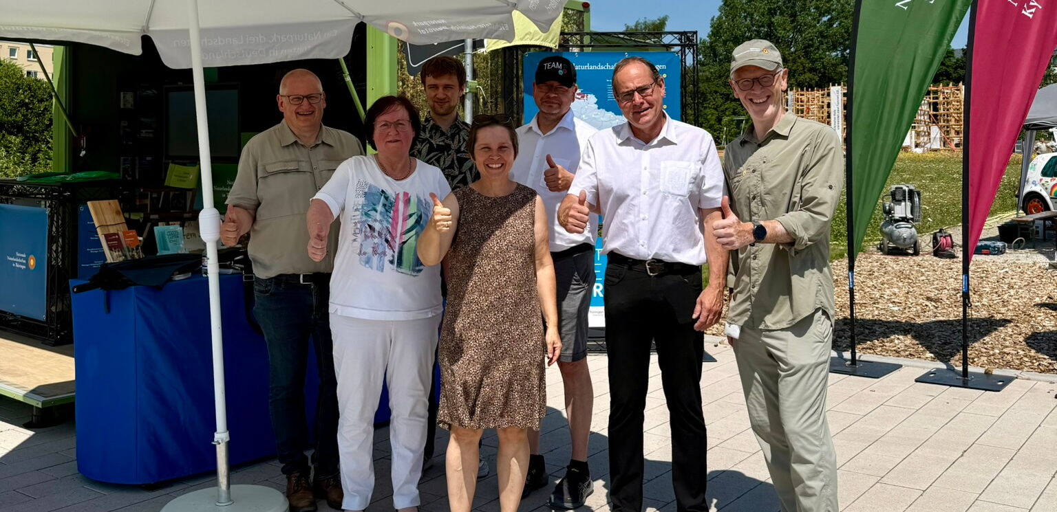 Daumen hoch für die Thüringer Nationalen Naturlandschaften - bei bestem Wetter präsentierten sich die 8 Schutzgebiete im Rahmen einer Themenwoche. Am 28.06.26 besuchte Umweltminister Kummer die Landesgartenschau.