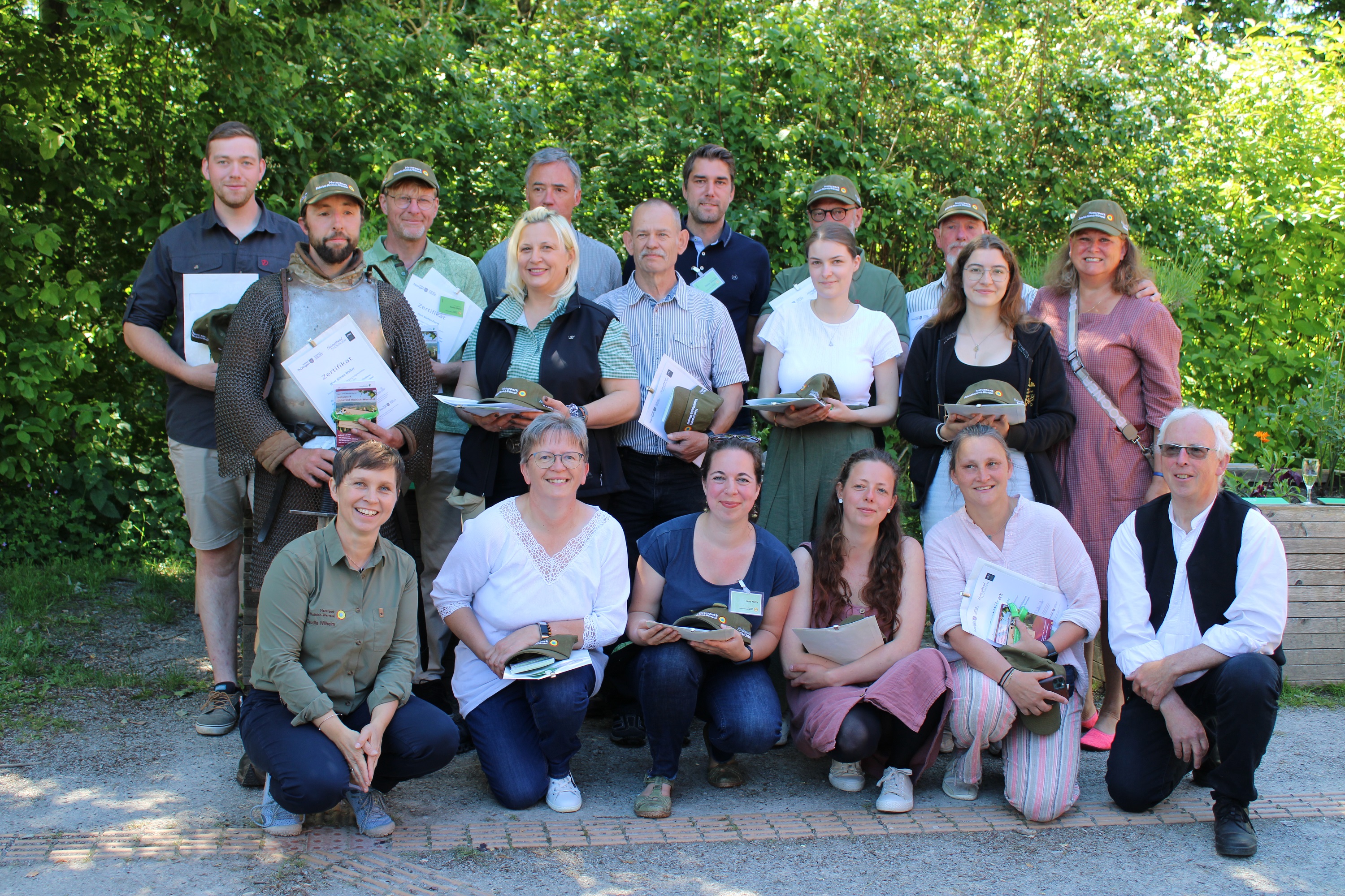 Mit einem Strahlen im Gesicht erhielten 15 neue zertifizierte Natur- und Landschaftsführer(innen) ihre Auszeichnung.