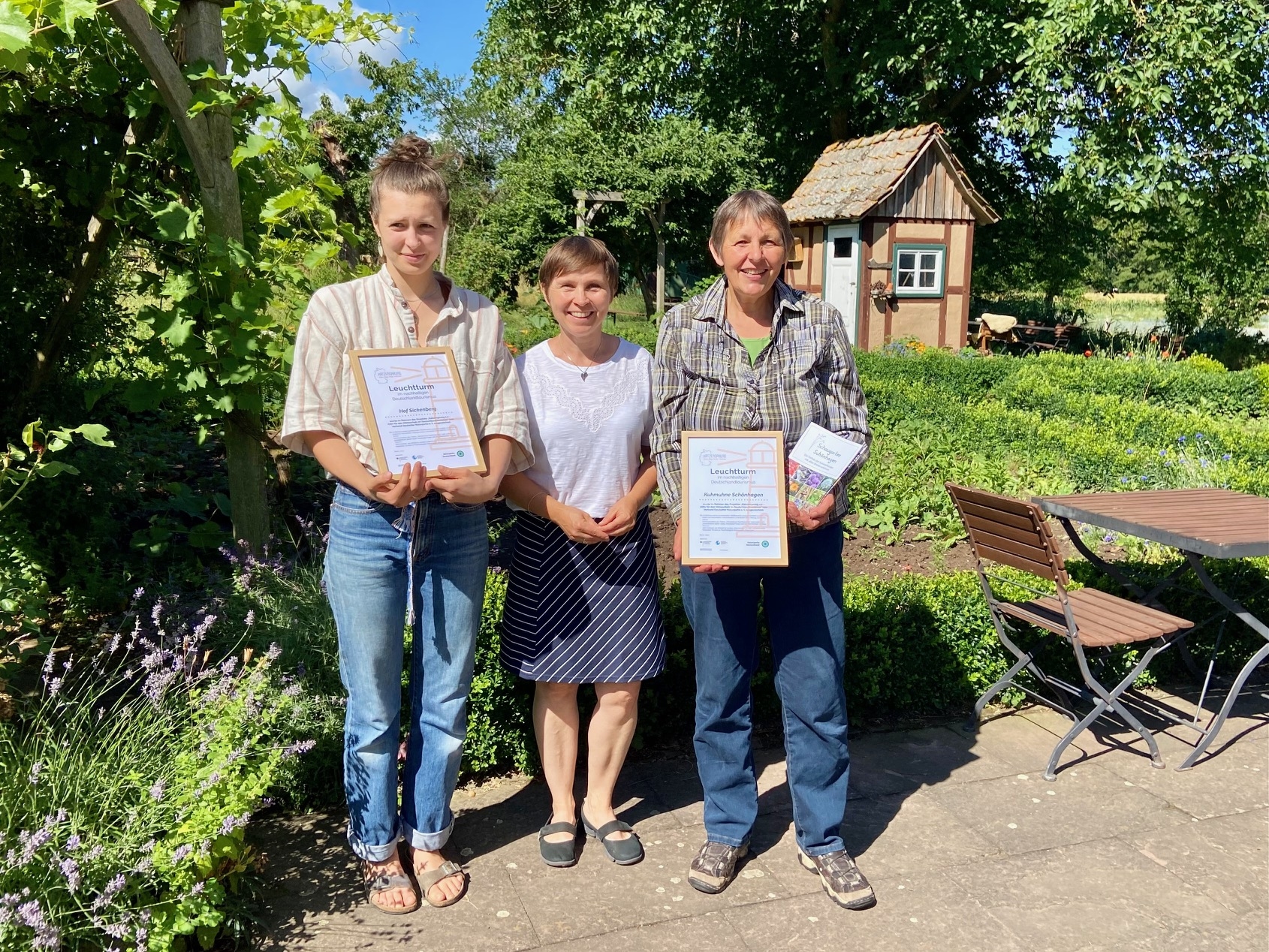 Auszeichnung als Leuchtturm für den Deutschlandtourismus: Annika Löschau vom Hof Sickenberg und Karin Weng vom Schaugarten Schönhagen, in der Mitte Naturparkleiterin Claudia Wilhelm.