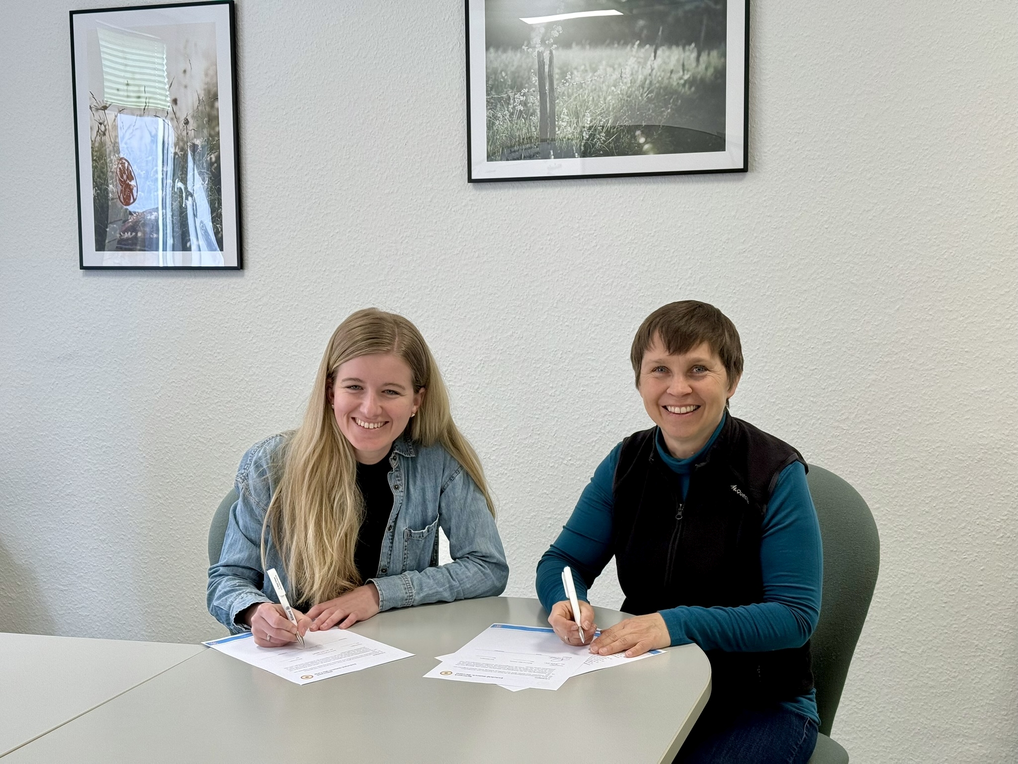 Schulleiterin Sarah Reyes Chávez und Naturparkleiterin Claudia Wilhelm unterzeichnen den Kooperationsvertrag als Grundlage für die geplante Zusammenarbeit.