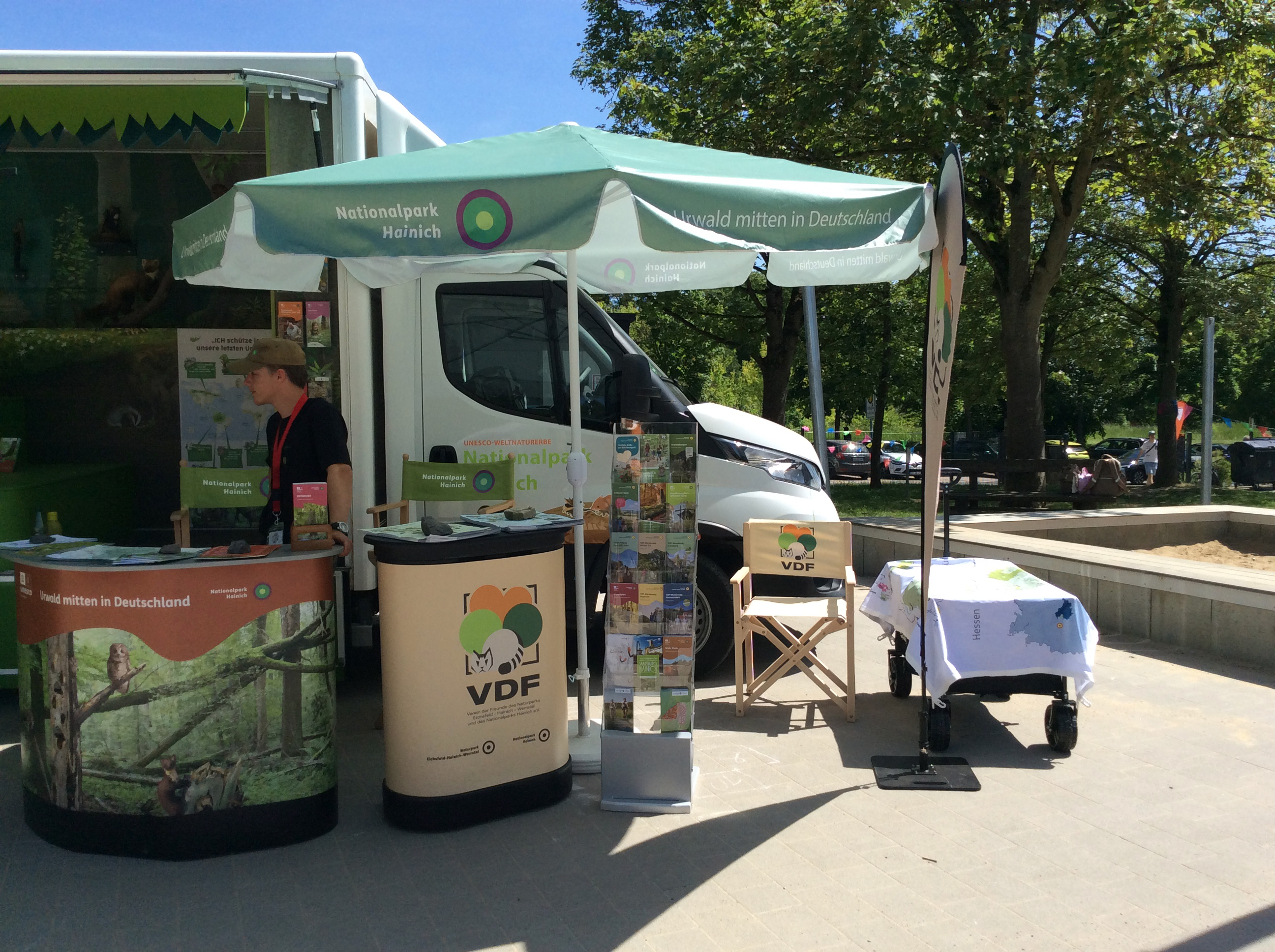 Eine gute Symbiose: das Urwald-Mobil und der neue Infostand zum Nachbarschaftsfest an der Mosewaldschule.