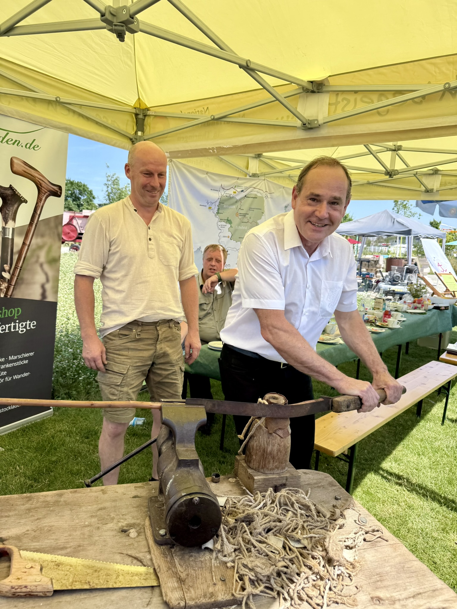 Handwerk trifft Natur: Im Rahmen der Themenwoche konnte Umweltminister Kummer einen eigenen Wanderstock herstellen. Die Anleitung dazu gab Naturpark-Partner und Mitarbeiter Michael Geyer, Stockmacher aus Lindewerra.