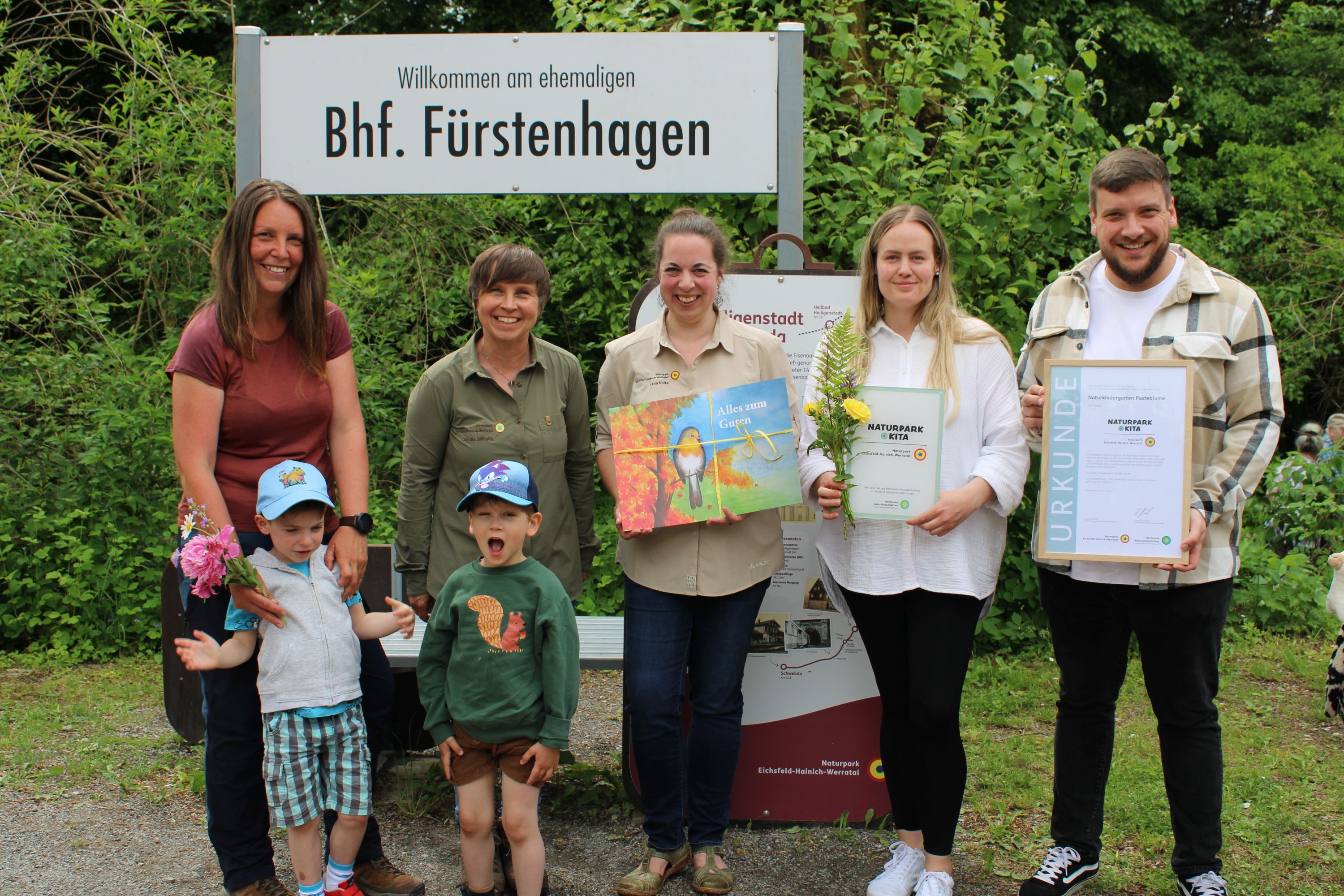 Bildunterschrift: Der Naturkindergarten Pusteblume freut sich gemeinsam mit dem Team des Naturparks Eichsfeld-Hainich-Werratal über die erfolgreiche Zertifizierung als Naturpark-Kita.