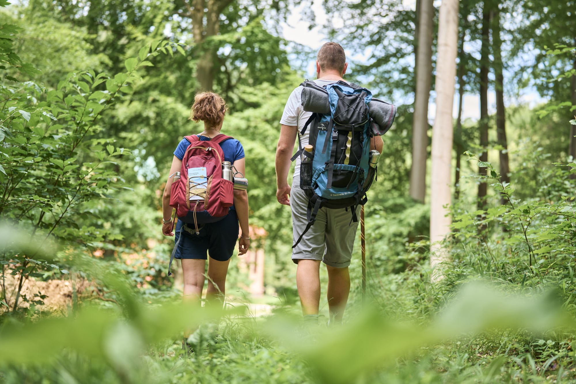 Wanderer am Naturparkweg Leine Werra